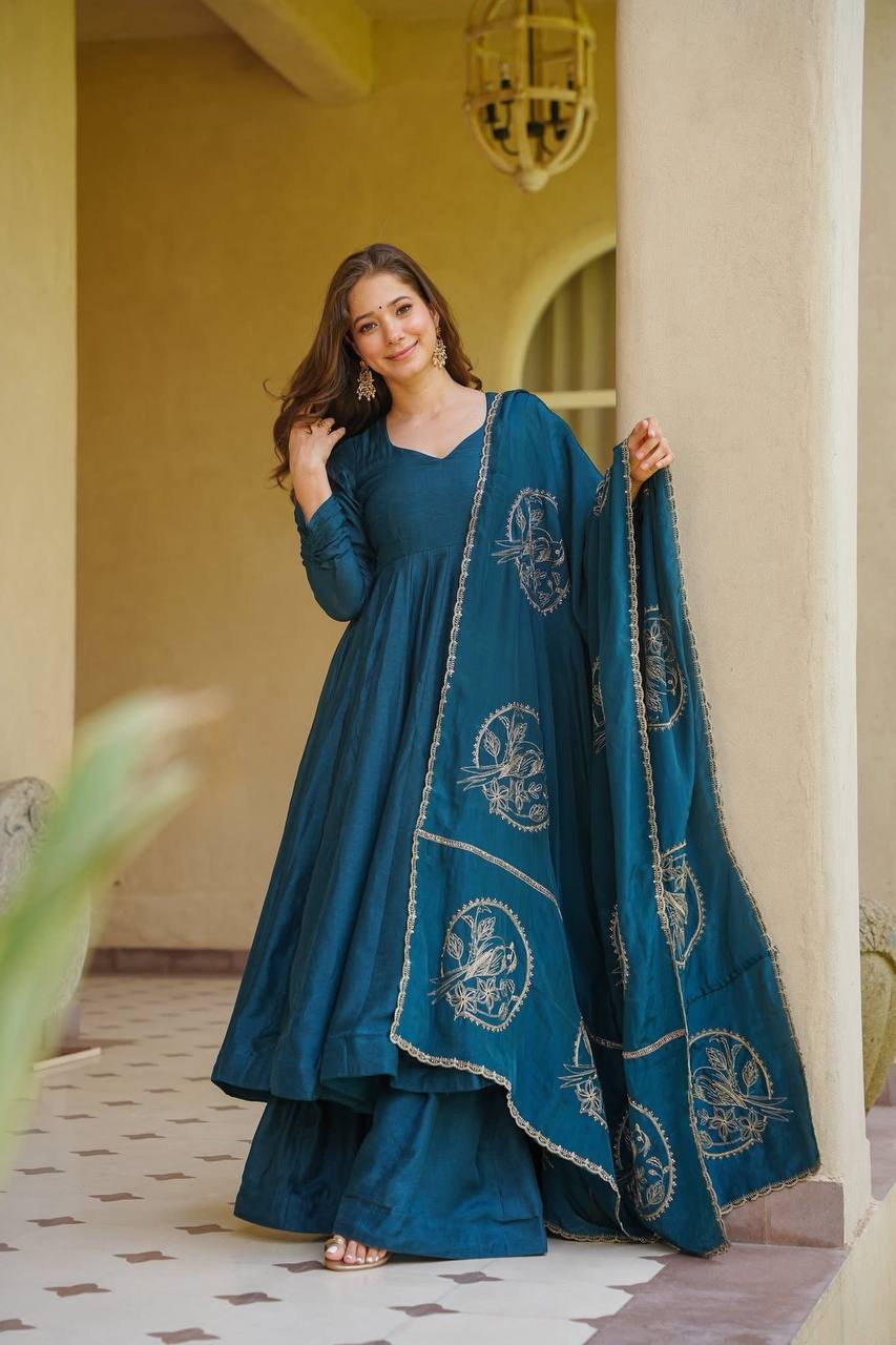 Regal Deep Navy Flared Anarkali Suit Set Featuring a Richly Embroidered Bird-Motif Dupatta with Scalloped Borders